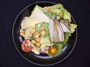 Салат цезарь с курицей